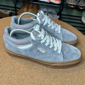 Vans Seldan Suede Pewter Gray Low Top. Gently Pre-Loved. Men’s Size 7.5